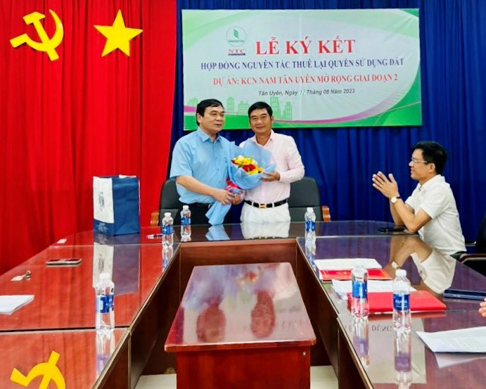 Ông Hà Trọng Bình, thành viên HĐQT, Tổng Giám đốc Công ty cổ phần KCN Nam Tân Uyên tặng hoa chúc mừng Tập đoàn Quang Minh - Nam Sơn