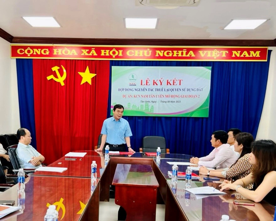 Ông Hà Trọng Bình, thành viên HĐQT, Tổng Giám đốc Công ty cổ phần KCN Nam Tân Uyên cam kết sẽ tạo điều kiện tốt nhất để Tập đoàn Quang Minh - Nam Sơn triển khai thực hiện các dự án một cách nhanh chóng, thuận lợi.