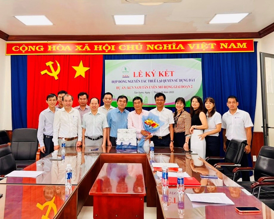 Đại biểu chụp hình lưu niệm