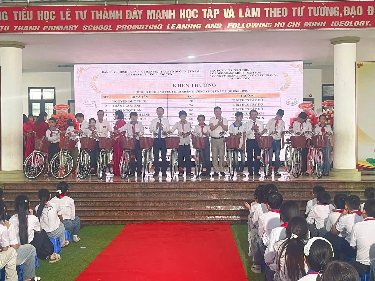 Những phần quà thiết thực được trao tới các em học sinh, tiếp thêm động lực để các em nỗ lực vươn lên trong học tập.