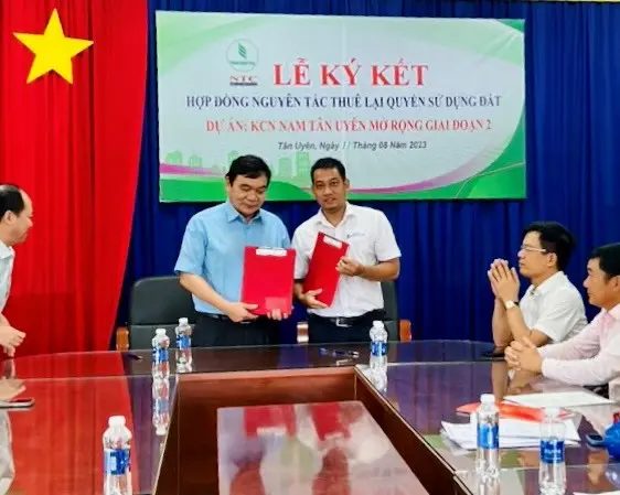 Ông Nguyễn Văn Thành, Tổng giám đốc Công ty Nam Hưng (công ty thành viên của tập đoàn Tập đoàn Quang Minh - Nam Sơn) thực hiện nghi lễ ký kết với ông Hà Trọng Bình, thành viên HĐQT, Tổng Giám đốc Công ty cổ phần KCN Nam Tân Uyên