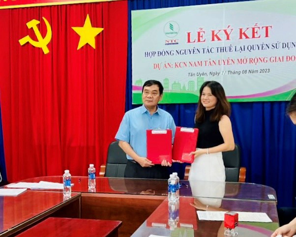 Bà Nguyễn Thị Thảo, Tổng giám đốc Công ty Nam Anh (công ty thành viên của tập đoàn Tập đoàn Quang Minh - Nam Sơn) thực hiện nghi lễ ký kết với ông Hà Trọng Bình, thành viên HĐQT, Tổng Giám đốc Công ty cổ phần KCN Nam Tân Uyên