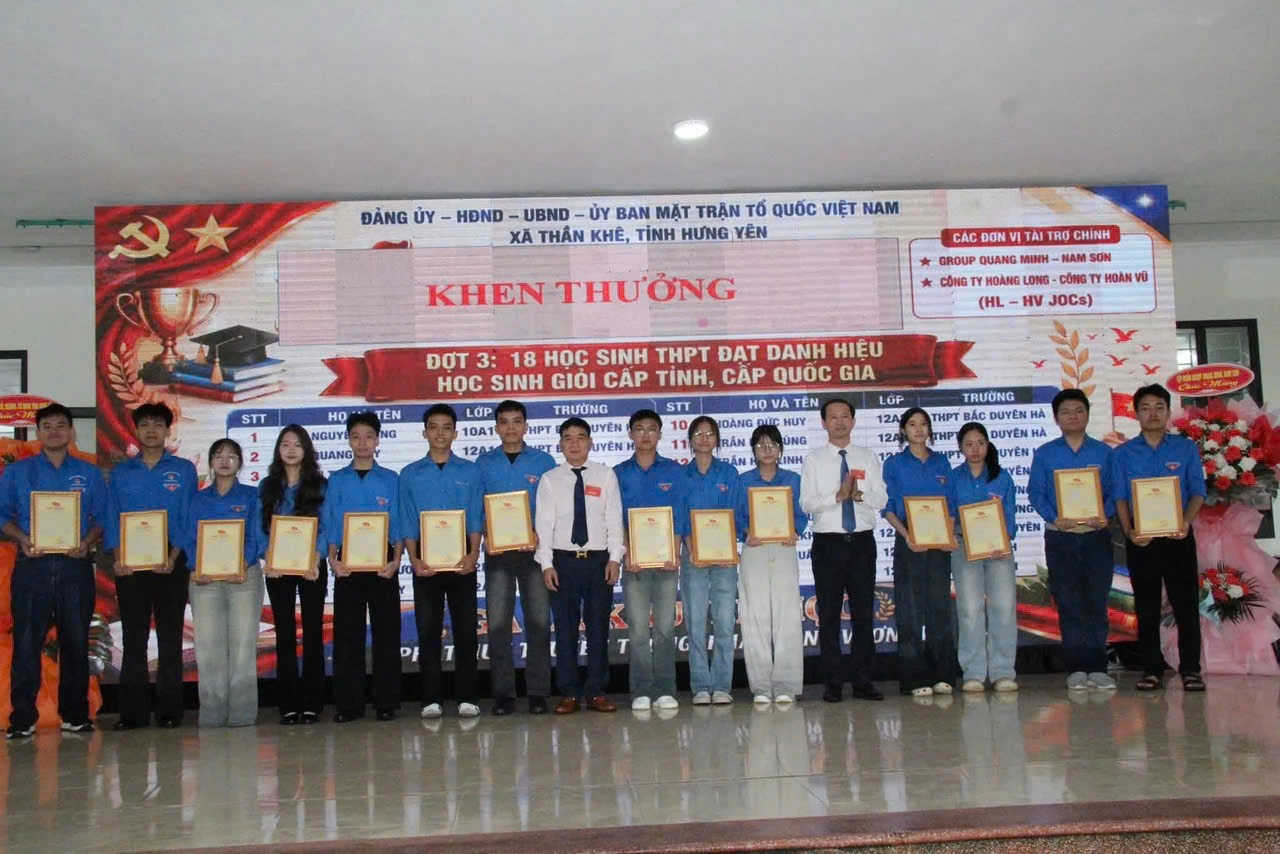 Các em học sinh có thành tích tiêu biểu được tuyên dương, khen thưởng tại chương trình