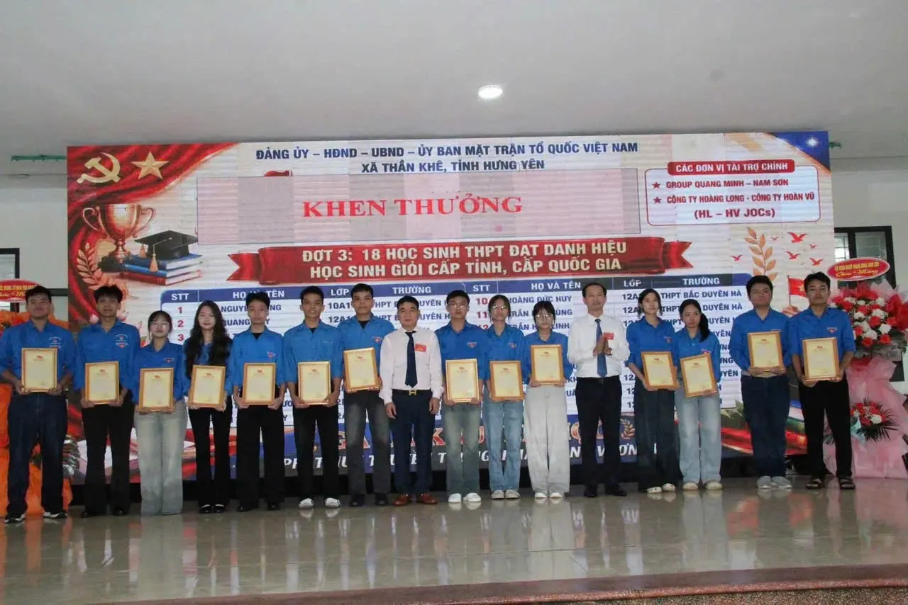 Các em học sinh có thành tích tiêu biểu được tuyên dương, khen thưởng tại chương trình